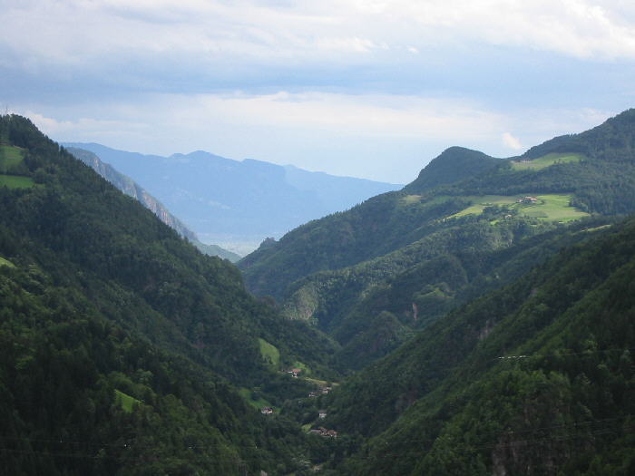 Blick vom Hof ins Tal auf Rafenstein